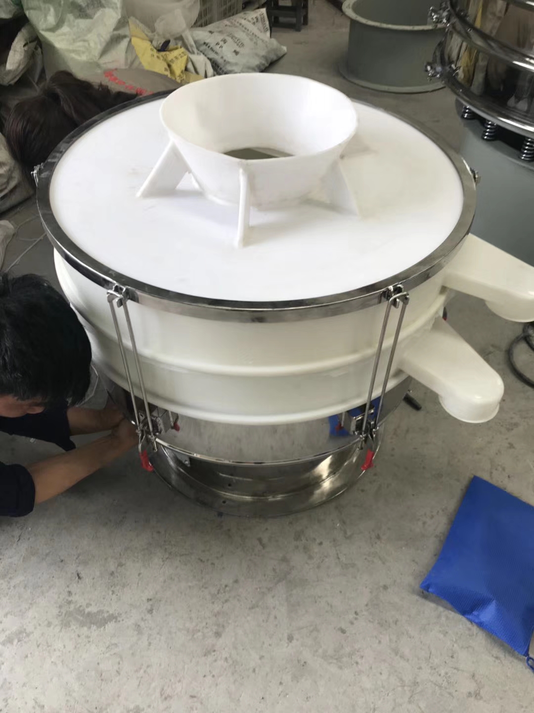 食品級(jí)振動(dòng)篩那里生產(chǎn)食鹽、白砂糖篩選機(jī)